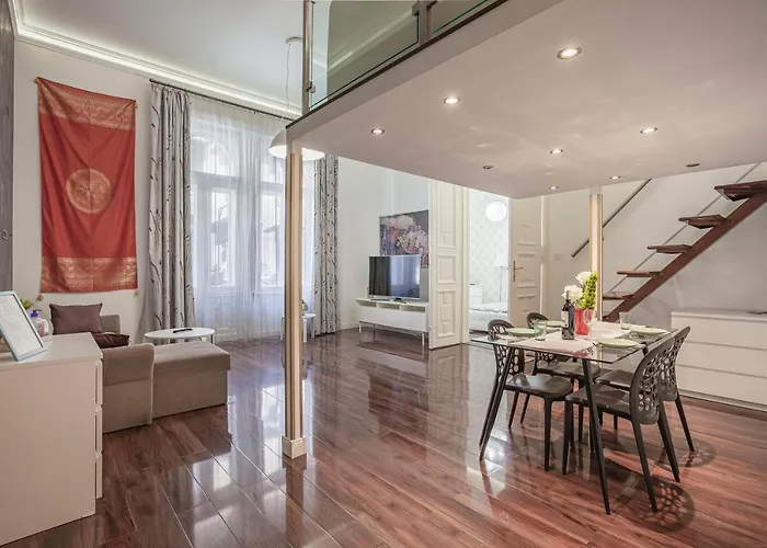 Luxury Art Deco Flat / Big Balcony شقة بودابست