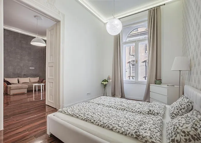 Luxury Art Deco Flat / Big Balcony Apartman Budapest